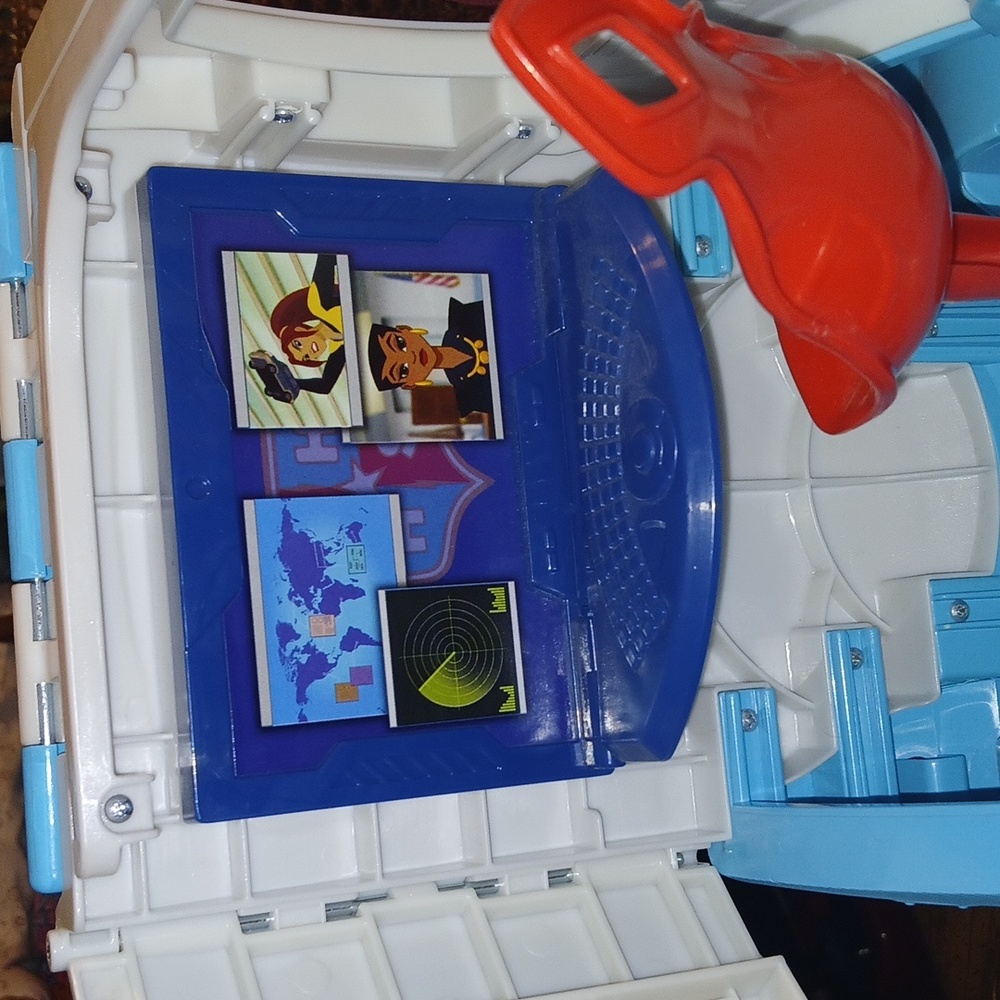 SUPERGIRL AND TRANSFORMING BUS - Picture 12 of 16